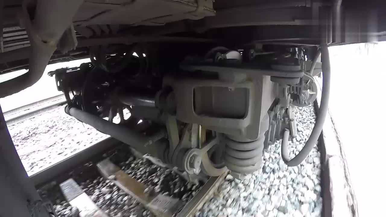 火车运行途中底部是什么样这个视频给你直观的视野