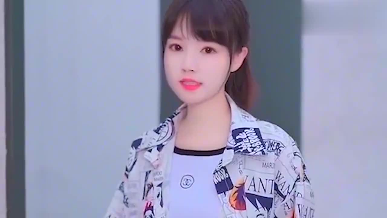 美女小姐姐饭思思翻唱《海海海》