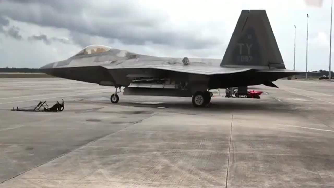 实拍f22的垂直爬升,强大的机动性能展示!