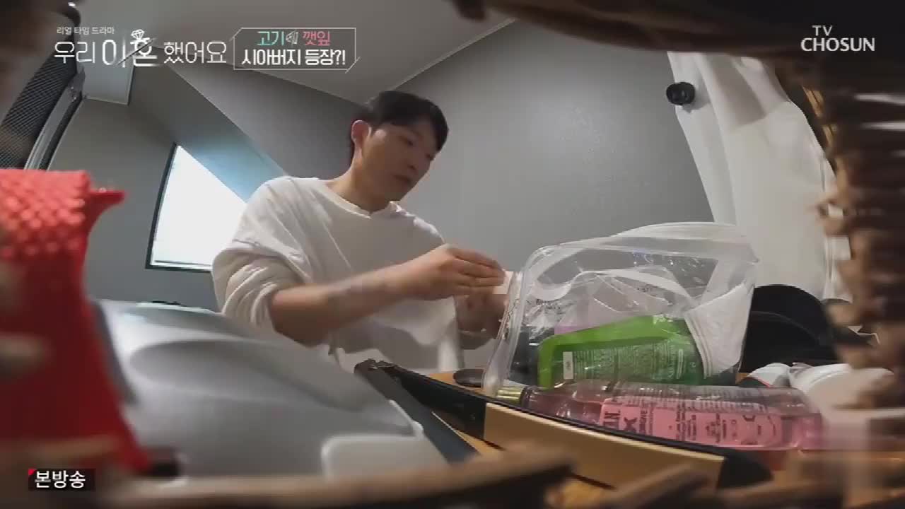 我们离婚了:崔烤肉出门接女儿松叶,刘紫苏这一幕好心酸!