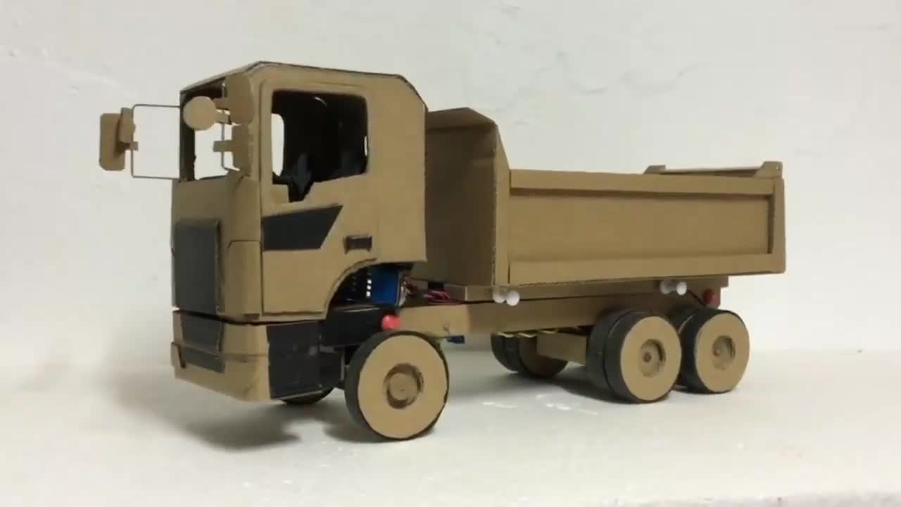 用纸皮diy了一台自卸遥控车