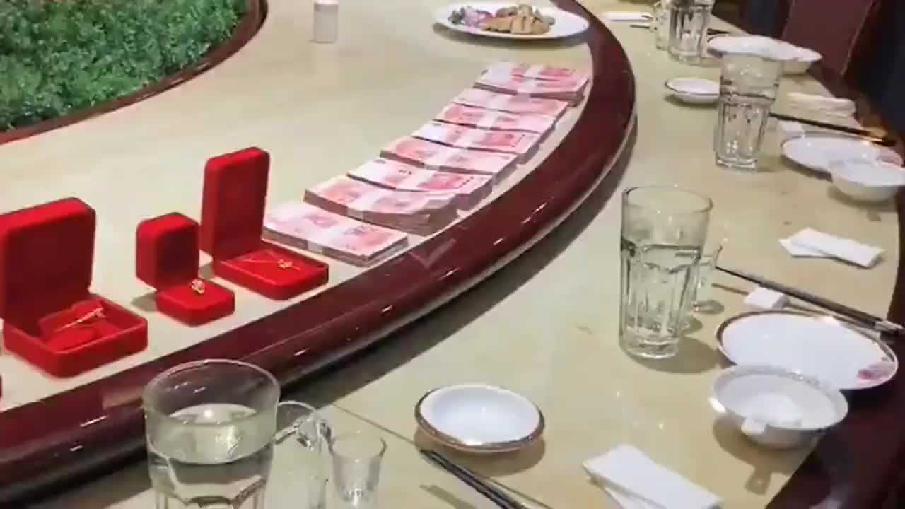 侄女20岁订婚宴将订婚前三金摆放到转桌上就是显摆
