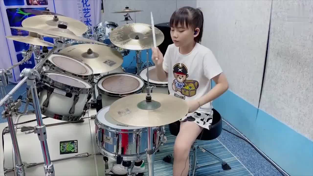 妞妞架子鼓演奏《少年》,一身装扮干净清爽,朝气蓬勃