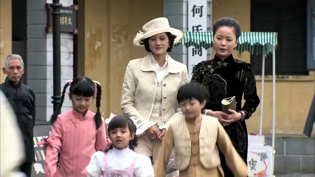 天涯赤子心小杰叫如苹走里面小小年纪尽显绅士风度真惹人爱