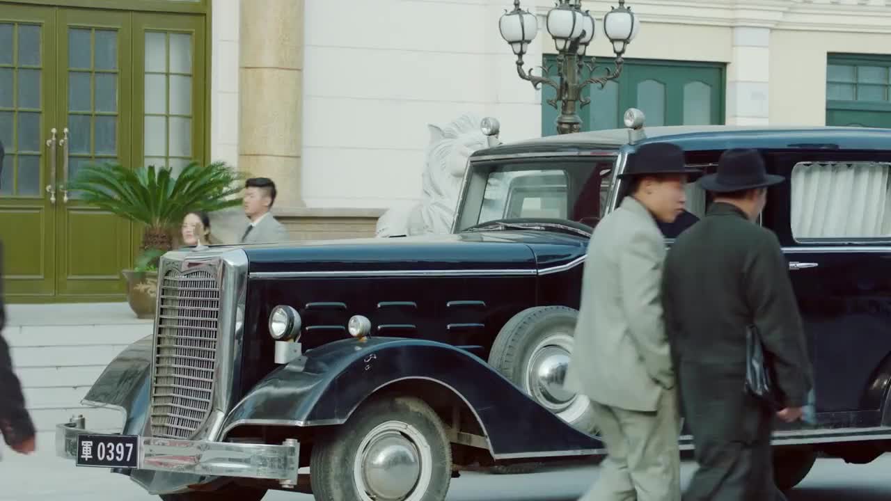 乱世危情小八带着李芙蓉逃走谁知刚出门就见工作队来了