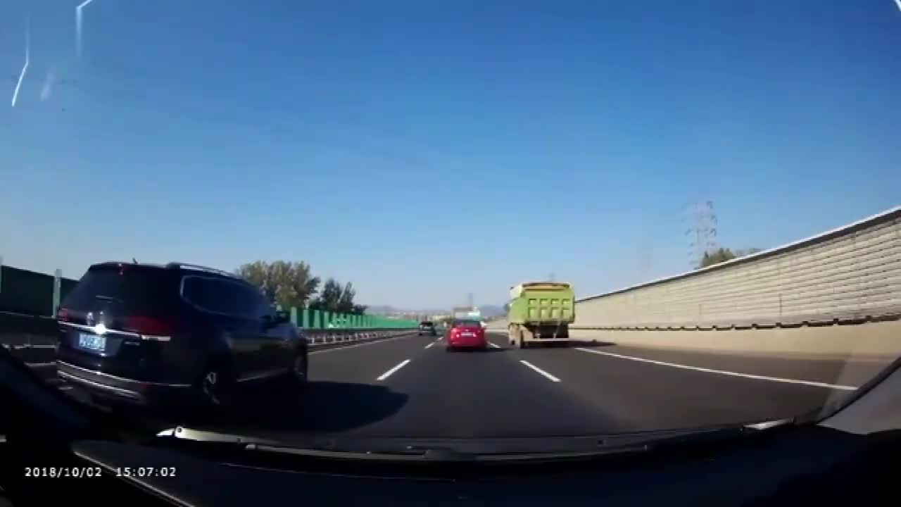 高速上,视频车连续变道超车,这技术真是太娴熟了!