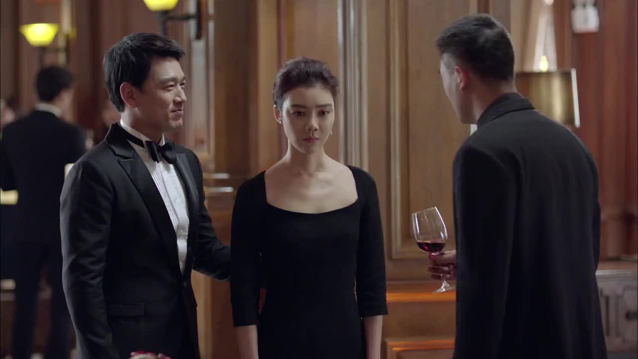 好先生江浩坤很不爽的跟甘敬说今天能不能顾及一下自己的面子