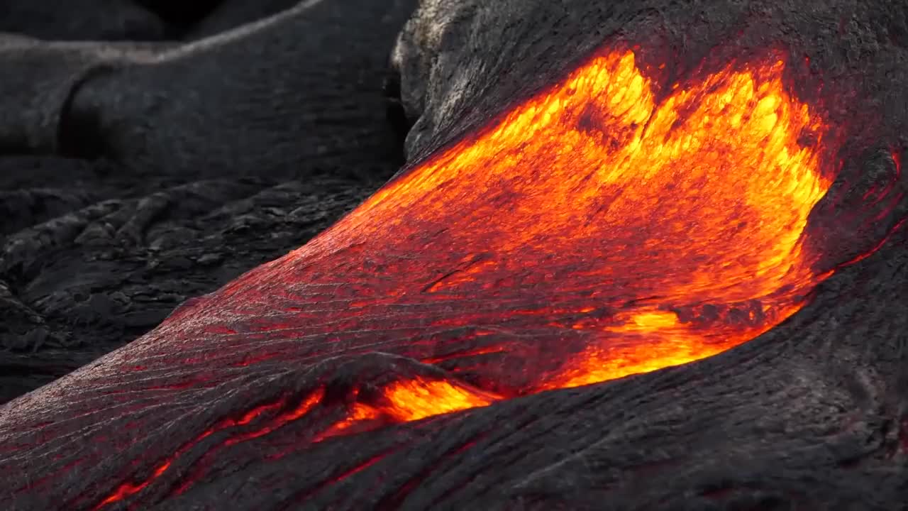 老外测试岩浆温度有多可怕?尝试煎鸡蛋,刚开始1秒就后悔了!