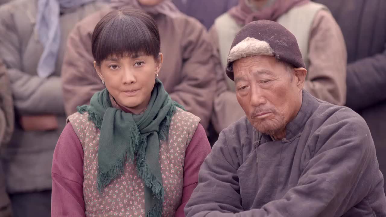 老农民大胆跟大家说这地里长不出粮食来这只是一样挨饿