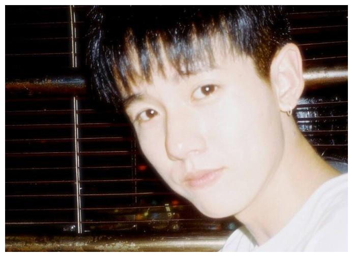 当初凭借这部剧而成功出道,剧中张耀出演一个配角,所以当时受到的关注