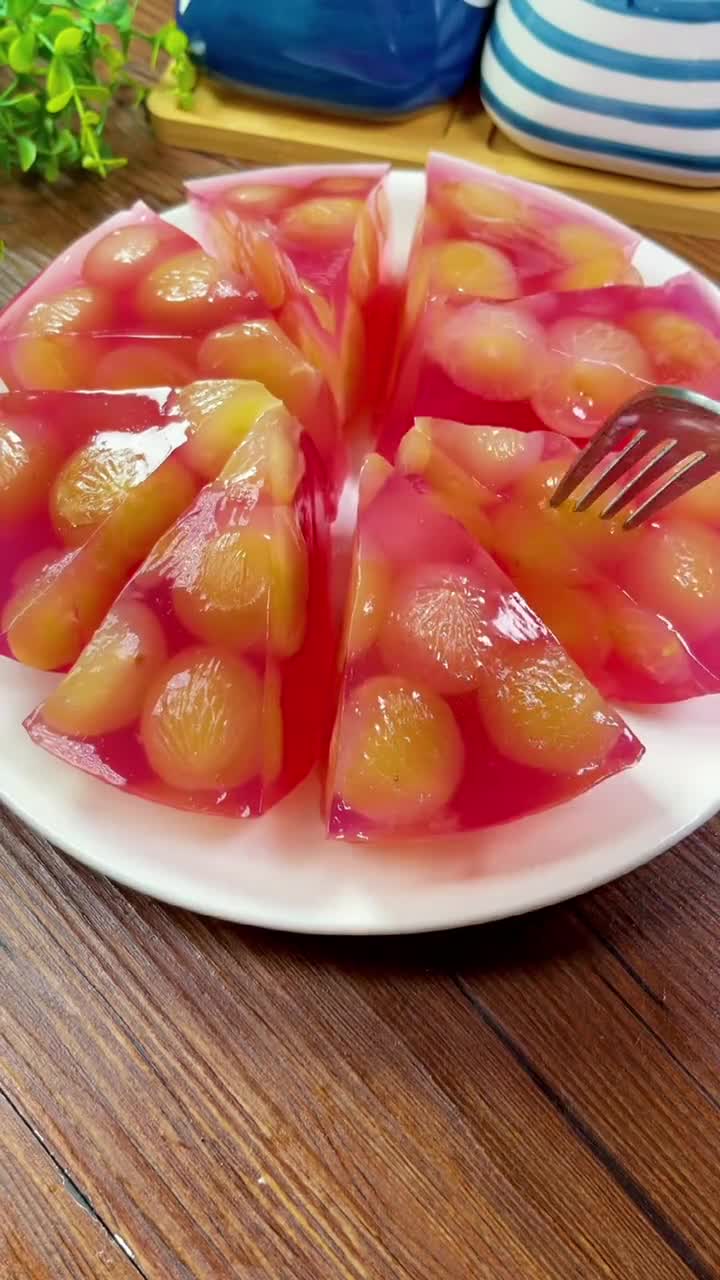 自己在家做葡萄果冻晶莹剔透口感爽滑孩子们直呼太好吃了