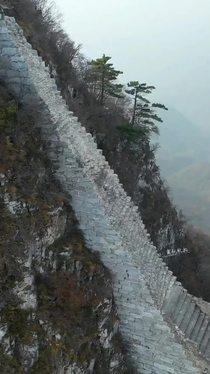 箭扣长城鹰飞倒仰段,近80度的陡坡吓退不少驴友!_手机新浪网