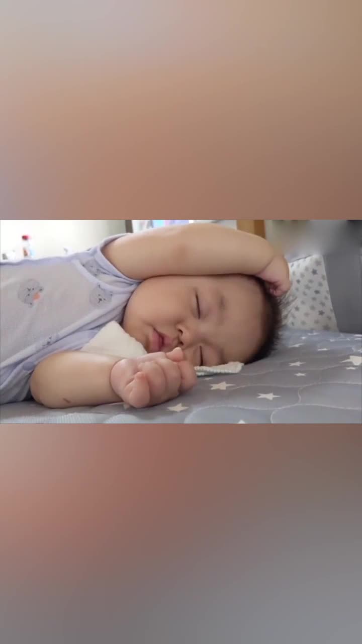 肉嘟嘟的小宝宝玩累了抱着头睡觉这画面怎么看都不够
