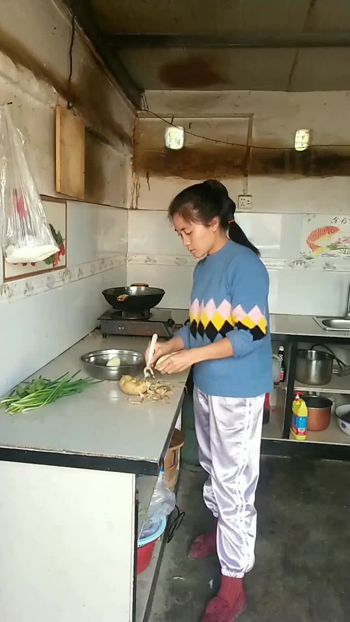 农村小姐姐正在做饭呢感觉她做的饭好香呀