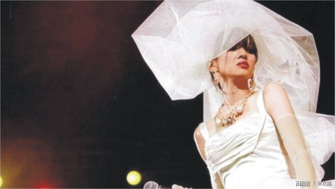 毛晓彤复古婚纱引发回忆杀梅艳芳的婚纱真的风华绝代令人难忘
