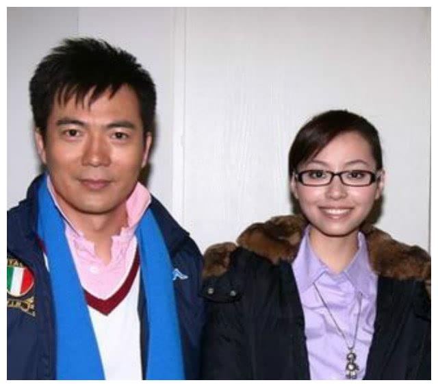 黄健翔近照他如今的妻子看起来更年轻他为何要与前妻离婚