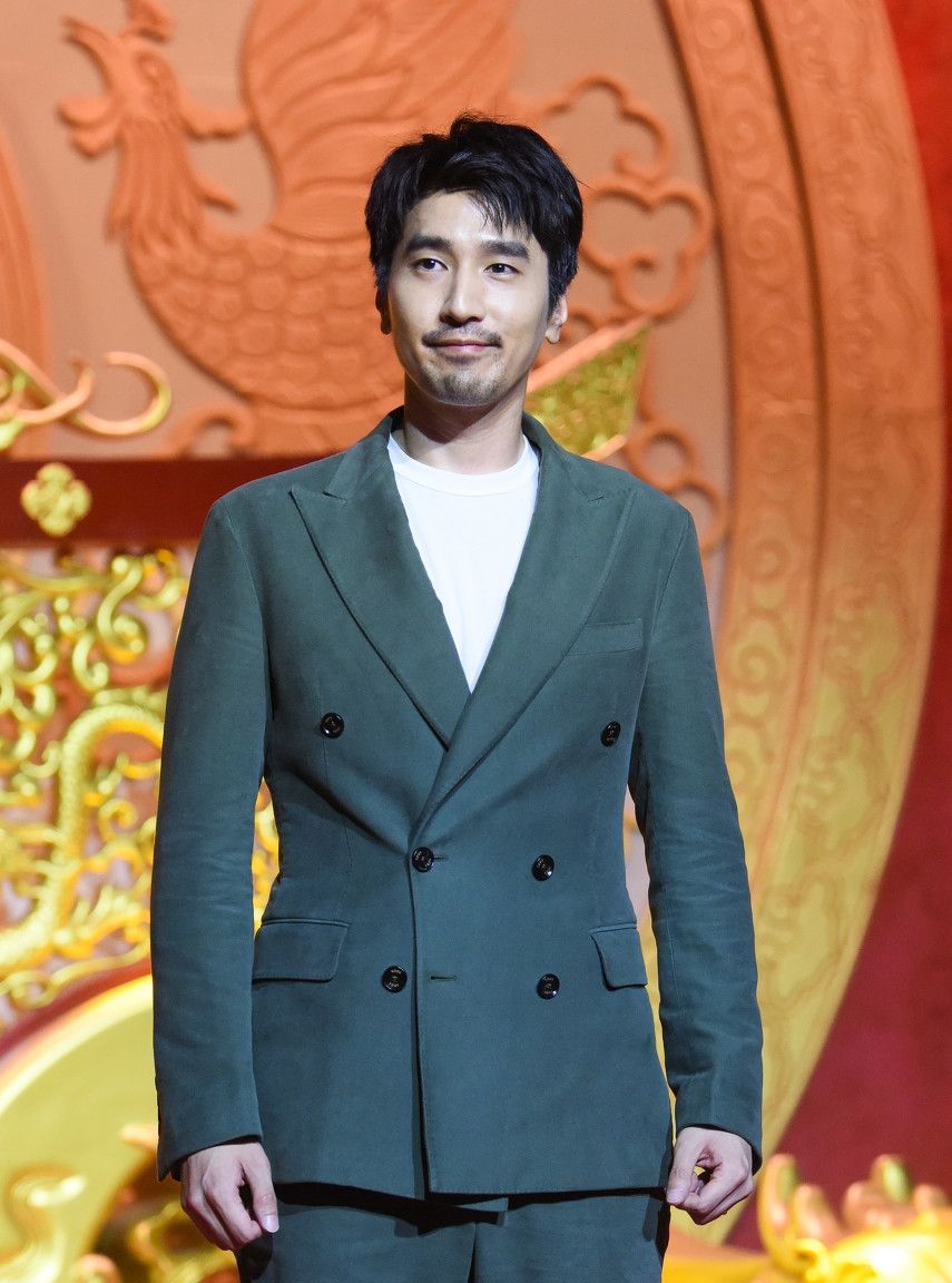 赵又廷有胡子和没胡子风格大不同,唯一不变的是老干部气质