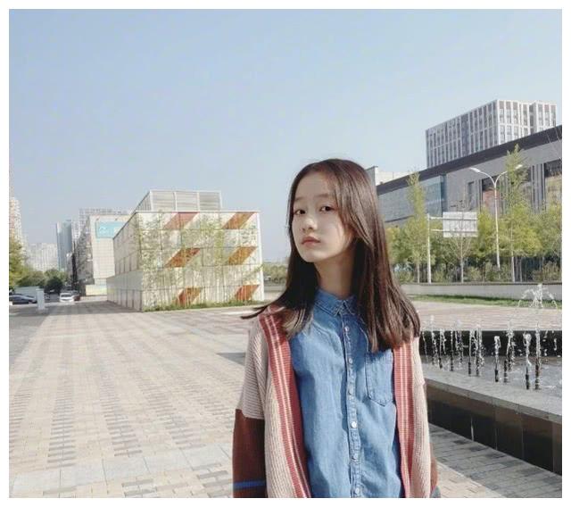 赵薇"女儿"因颜值高被禁整容,12岁挑战无痕裤,贼显腿长身材棒|纪姿含
