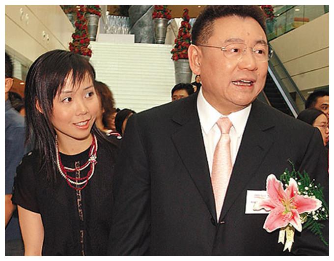 刘銮雄女儿家中弹琴,4亿豪宅意外曝光,装修复古还有超大泳池