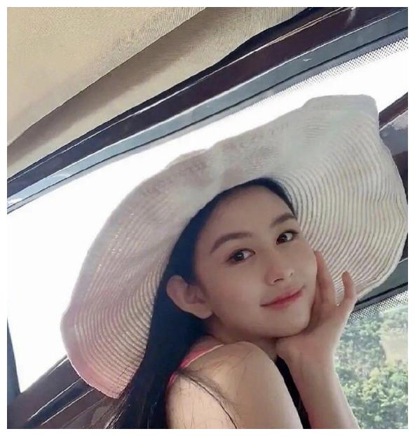 邱淑贞女儿沈月甜美自拍,大气温柔看不腻,不出道怪可惜