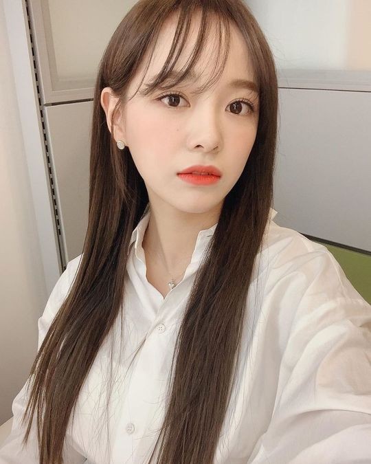 韩国女团gugudan成员金世正sns发照秀清纯美貌