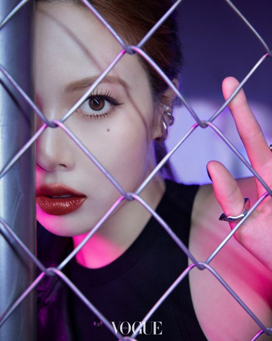 韩国女歌手泫雅最新杂志写嘴唇肉感十足