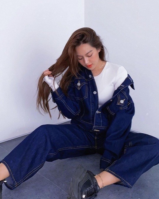 韩女星金姬贞sns发近照 穿牛仔装个性飒爽