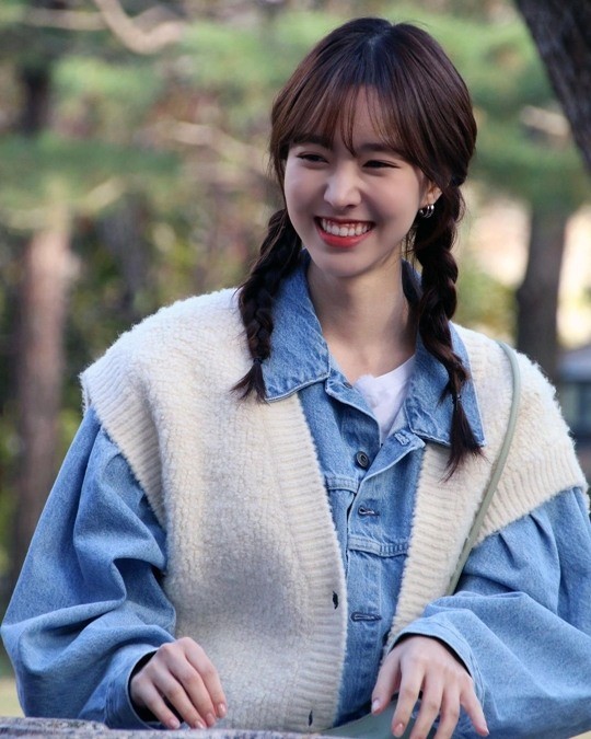 韩国女艺人陈世妍发照 扎麻花辫秀清纯美貌