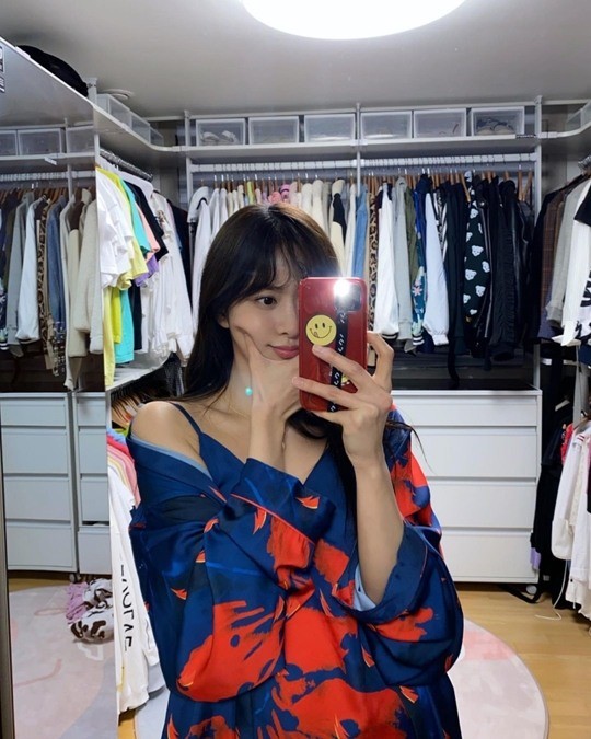 韩国女艺人韩宝凛sns发自拍秀出众美貌