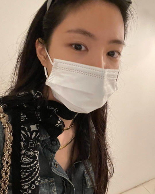 孙娜恩sns发布近照 戴墨镜口罩自拍不停