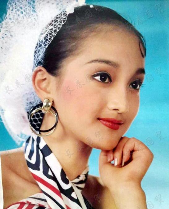 周迅考入浙江艺术学校学习舞蹈,在那段时期她开始拍摄大量的挂历照