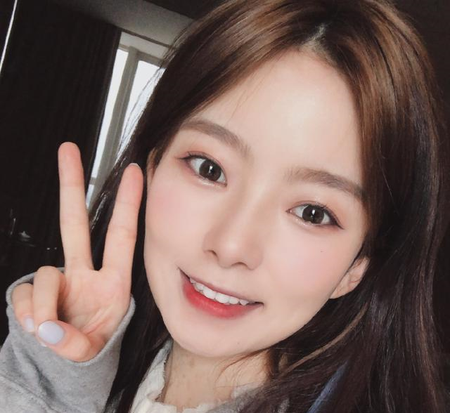 陈卓璇脖子里的一块块斑是什么 陈卓璇脖子上长疙瘩黑点是怎么回事