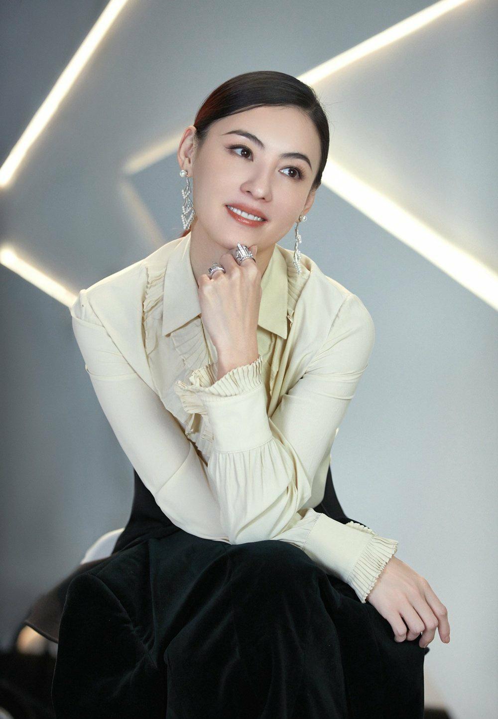 张柏芝浪姐造型太惊艳,脏辫发型时髦又吸睛,40岁状态看呆众人