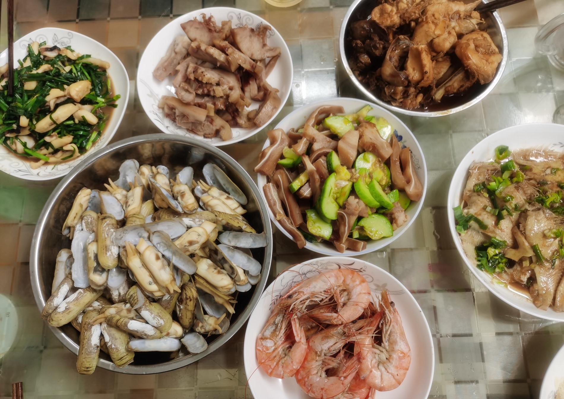开海之后又秋收烟台农村的餐桌上海陆搭配饭菜很丰盛