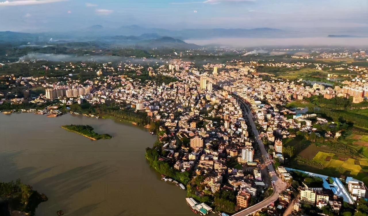 市源城区,惠州市博罗县,惠城区隔江相望,东与紫金县义容镇临水相连