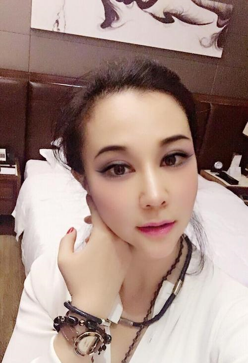 看来身价不菲的侯耀华也禁不住徒弟的奢侈,一边享受网红的性感娇媚