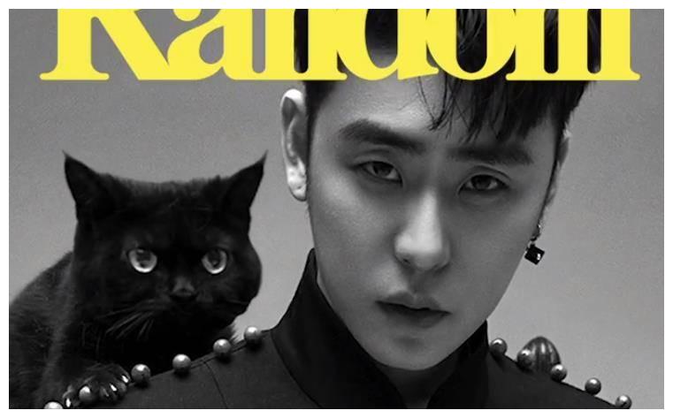 动态的画面中,张云雷一袭严肃又略带时尚的黑衣,一侧肩膀上蹲着的黑猫