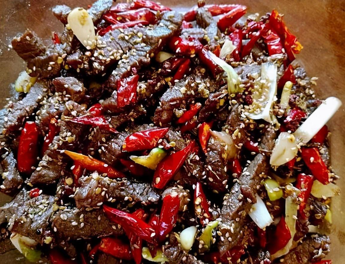 用料:牛肉,干辣椒,大葱,料酒,盐,姜,蒜,青花椒,花椒面,辣椒面,五香粉