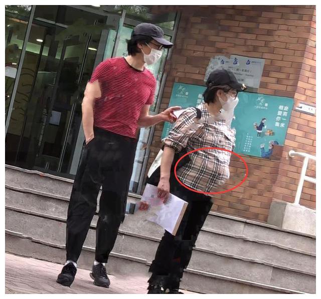 40岁刘璇怀二胎挺孕肚现身,丈夫全程陪伴,肚大如箩似怀双胞胎