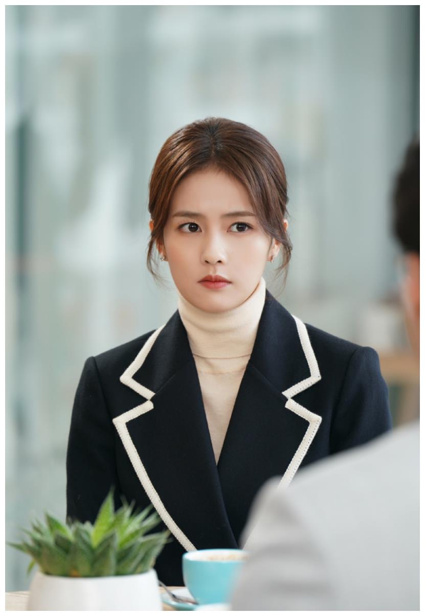 白鹿新剧半是蜜糖半是伤穿搭绝了精致正装展示完美通勤风