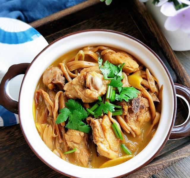 黄花菜炖鸡煲,简单却非常香,健康营养一锅炖