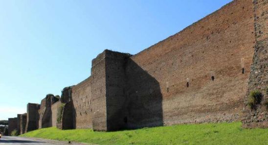奥勒良城墙罗马古城的一道颇具历史韵味的风景线