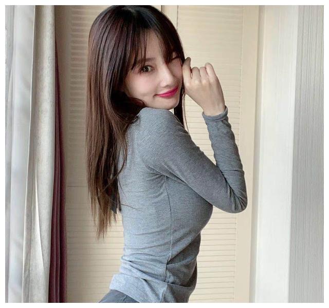 李小璐营业,大秀腹肌长腿s曲线,性感魅惑