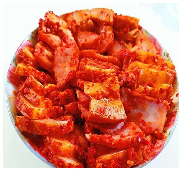 苗族人喜欢用生肉进行腌制,发酵后的味道独特美味