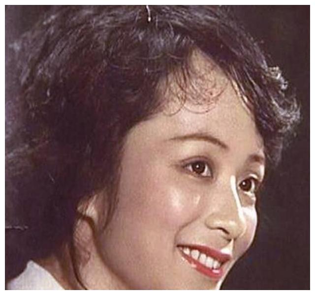 50岁患上脑梗晚年痛失爱女歌唱家谢莉斯坎坷中体会人生百态