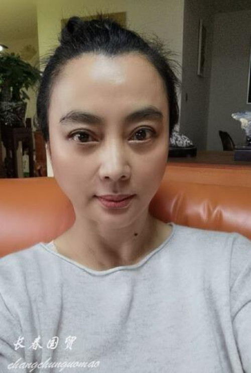 57岁李玲玉素颜近照曝光,皮肤白皙细腻被赞保养好