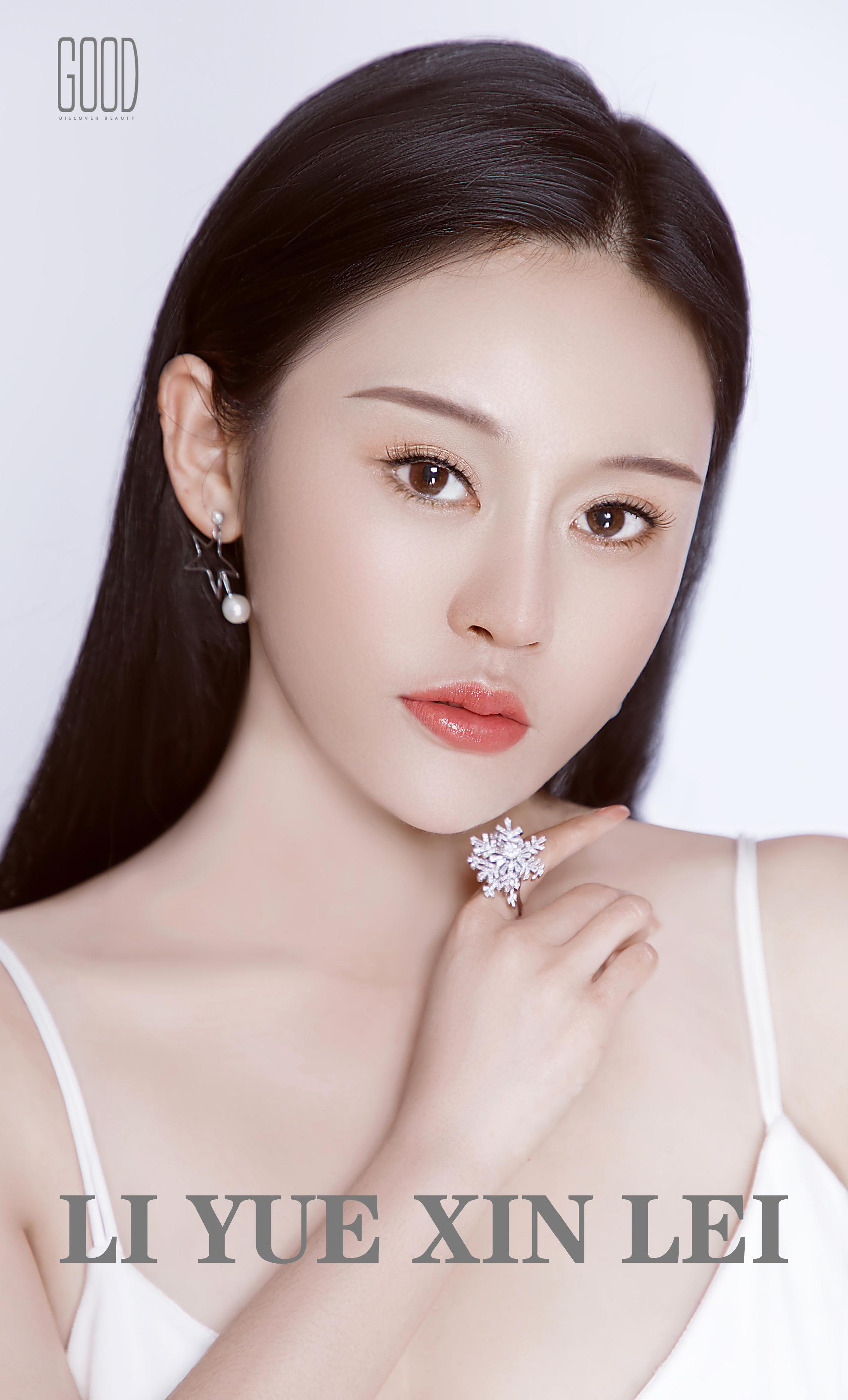 李越昕蕾曝光一组白裙美图 多个角度造型秀身姿