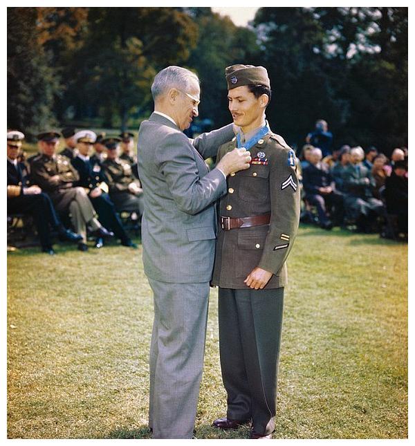 他上战场却不愿拿枪,赤手空拳救下了75名战友,真实故事却像编的