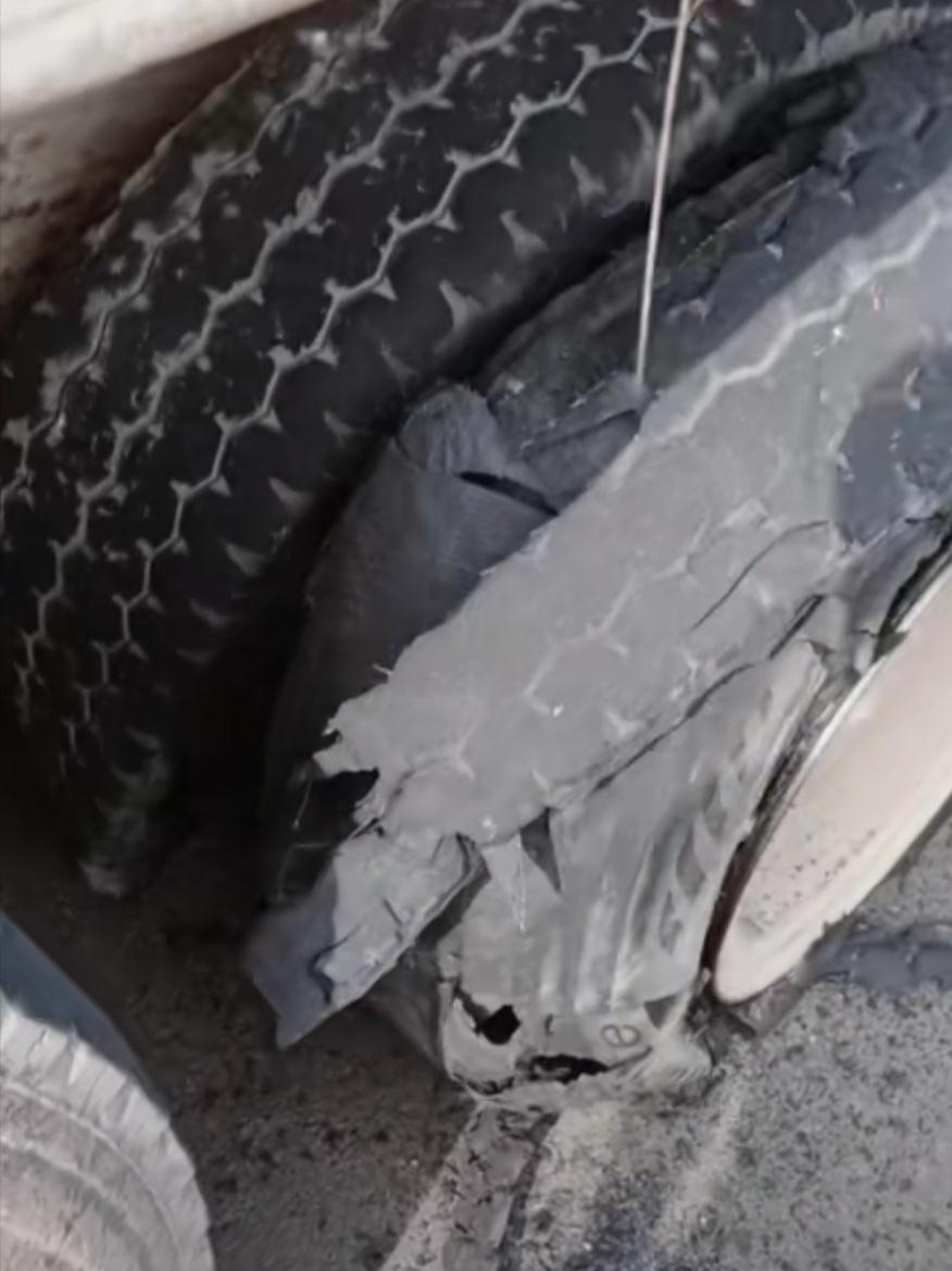 惊险!行驶过程中大货车突然后轮爆胎