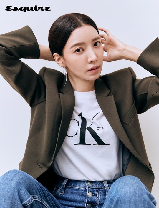 韩国女艺人尹世雅登杂志拍写真简约时尚